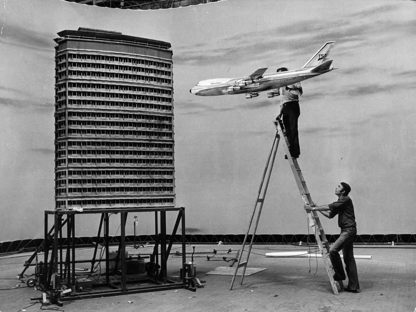 بازسازی صحنه برخورد 747 به یک آسمان خراش
