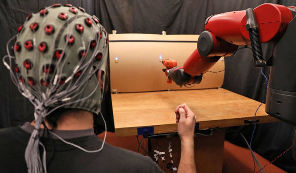 کنترل روبات‌ها از طریق امواج مغز و حرکات دست