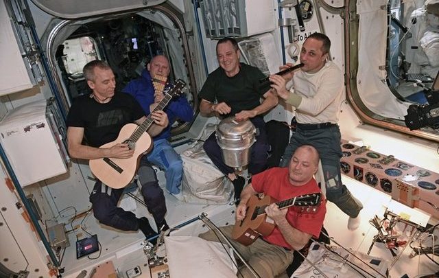 اجرای موسیقی زنده در فضا
