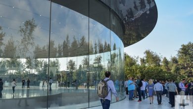 کارکنان اپل به دیوارهای شیشه‌ای اپل پارک می‌خورند