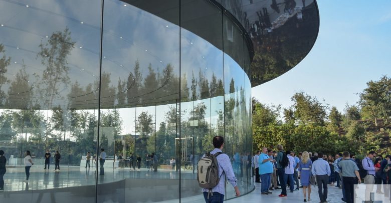 کارکنان اپل به دیوارهای شیشه‌ای اپل پارک می‌خورند