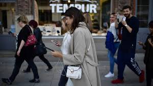 ممنوعیت استفاده از موبایل در خیابان