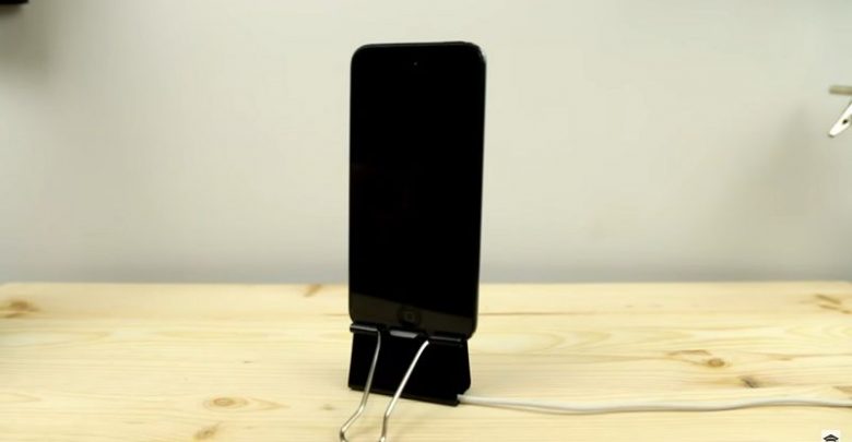 با گیره کاغذ پایه شارژر برای موبایل بسازید