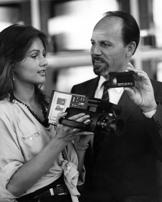 نخستین دوربین ویدیویی VHS که توسط مدیر نمایشگاه معرفی می شود - ۱۹۸۳