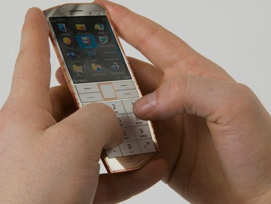 موبایل مفهومی نوکیا در جیب شارژ می‌شود