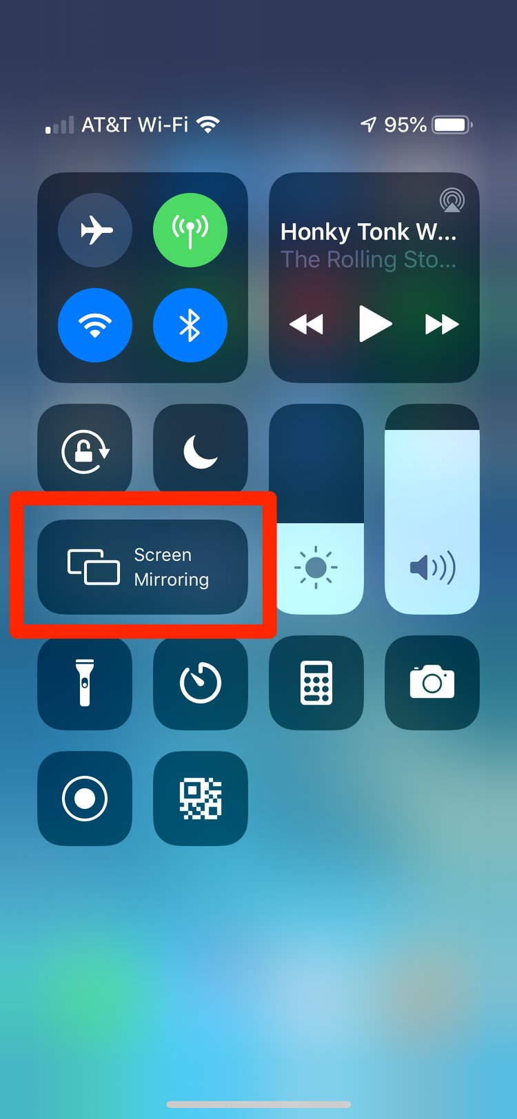 با استفاده از گزینه «Screen Mirroring» در بخش Control Center، آیفون خود را به نزدیک ترین اپل تی وی متصل کنید.