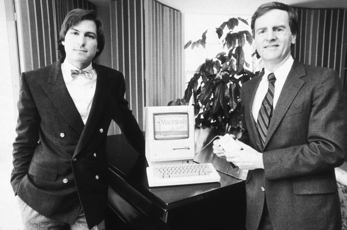 تاجر آمریکایی و رئیس شرکت اپل استیو جابز(سمت چپ) و جان اسکالی مدیر اپل در کنار اولین کامپیوتر مکینتاش-نیویورک