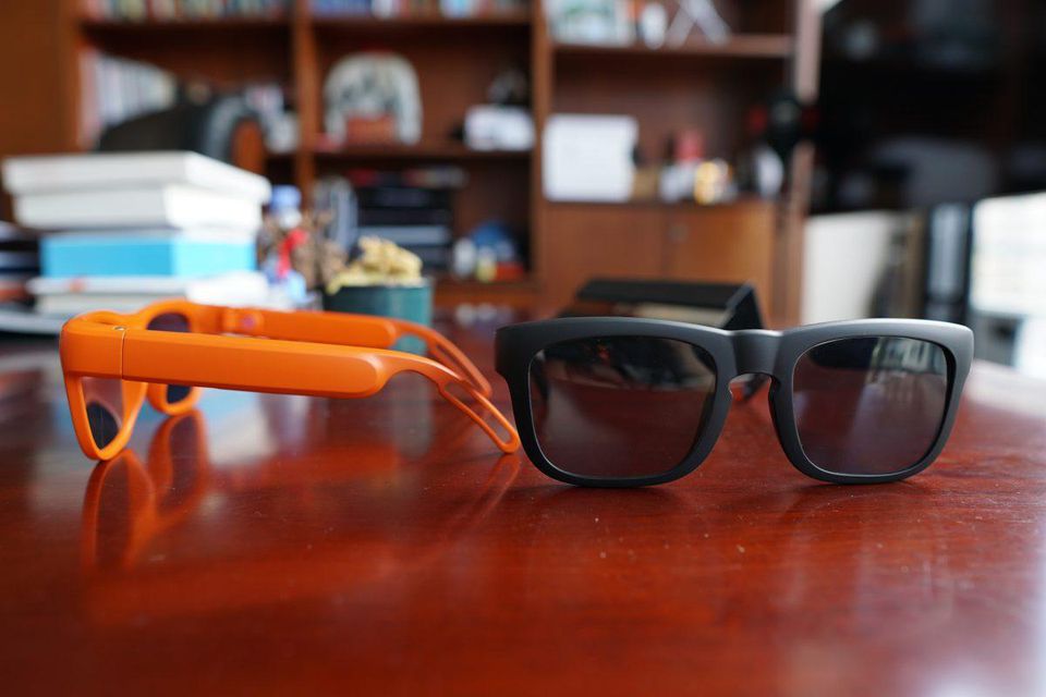 عینک اسپیکردار Mutrics در دو رنگ مشکی و نارنجی عرضه می شود