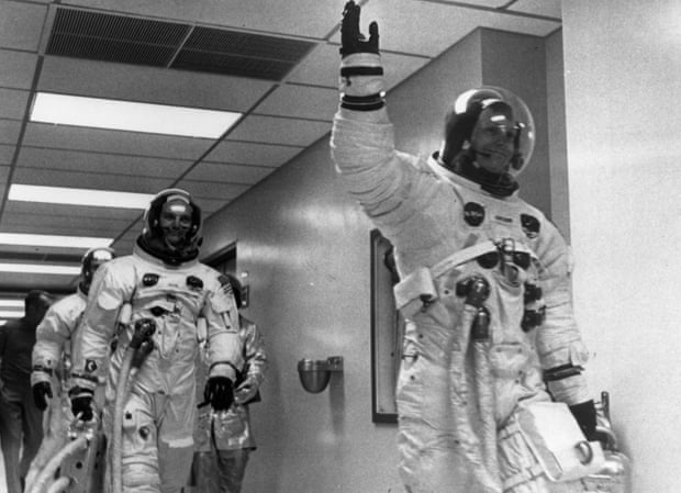 نیل آرمسترانگ و در پشت سرش، باز آلدرین و مایکل کالینز در راه شروع ماموریت آپولو 11