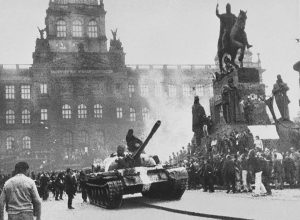 آگوست ۱۹۶۸ - تانکهای اتحاد جماهیر شوروی در میدان Wenceslas پراگ. بنیانگذار Avast برای سالها تحت سلطه کمونیسم زندگی می‌کرد اما بعد از فروپاشی کمونیسم مجال رشد در پراگ را یافت