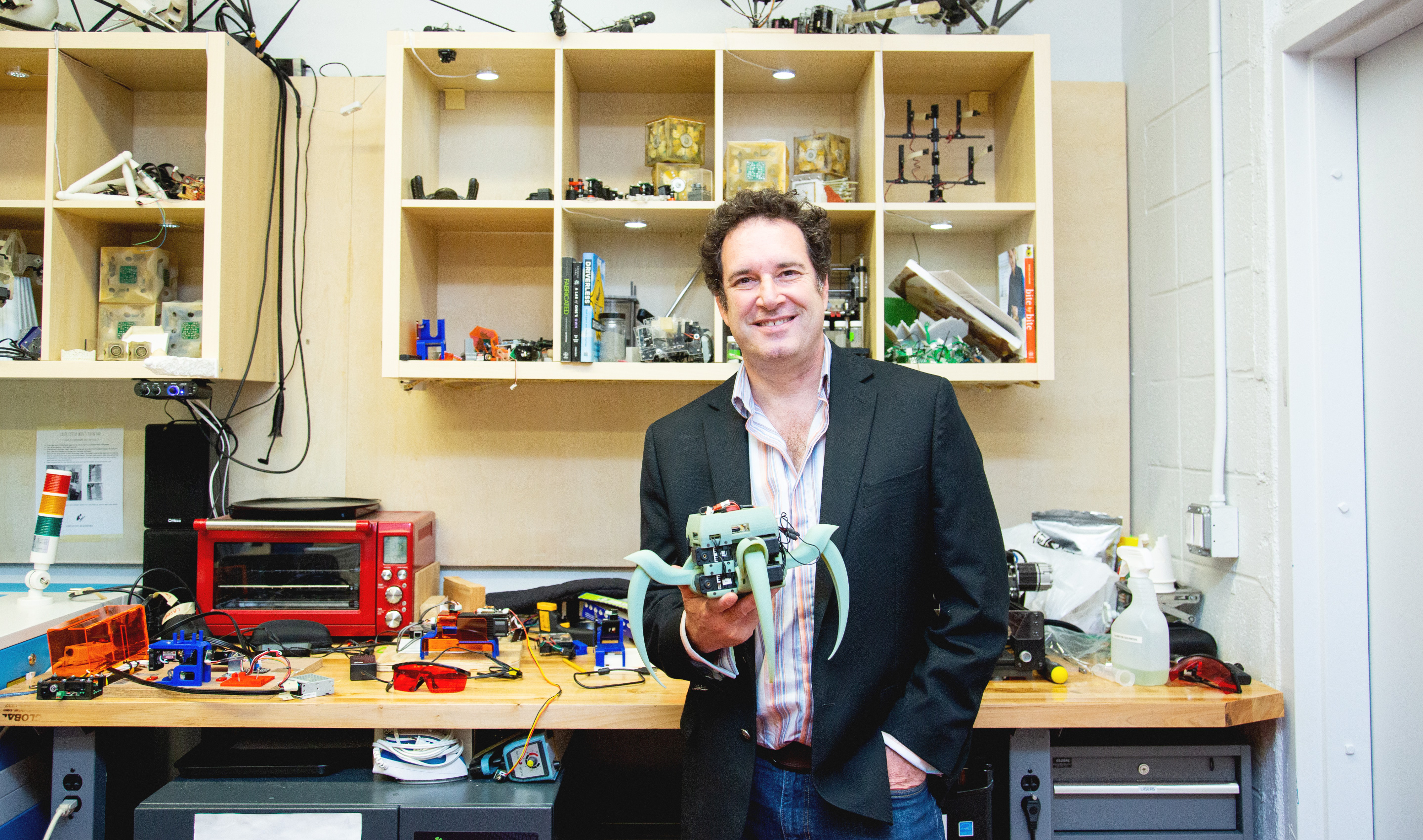 آقای هولد لیپسون، در آزمایشگاه Creative Machines در دانشگاه کلمبیا با ربات Aracna robot در دستش