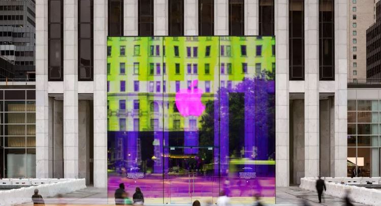 نصب مکعب شیشه‌ای مقابل فروشگاه نیویورک اپل با طرح رنگین‌کمان