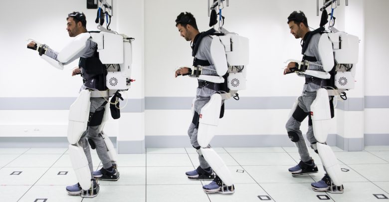 راه رفتن مرد فلج با کمک سیستم رباتیک جدید