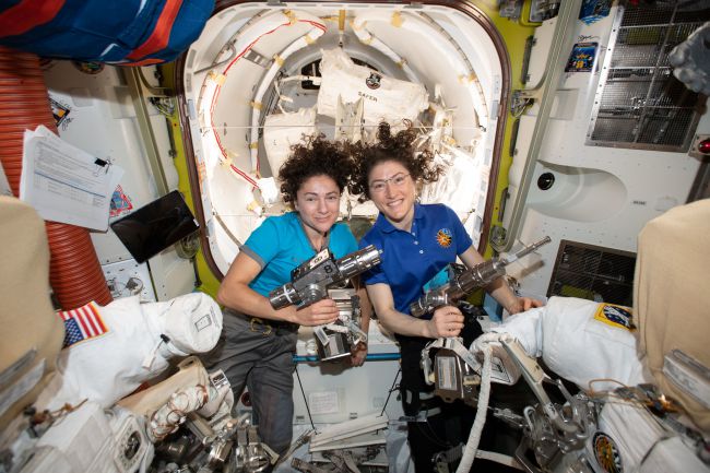 خانم ها کریستینا کوخ و جسیکا میر، اولین فضانوردان زن که توانستند ماموریت پیاده روی فضایی انجام دهند.