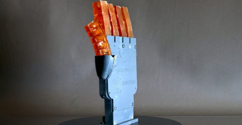 ساخت دستی رباتیک که همانند دست انسان، عرق می‌کند