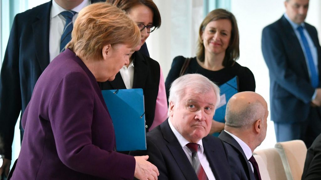 وزیر کشور آلمان دست دادن رییسش آنگلا مرکل را رد می‌کند. تا چند هفته قبل این اقدام می‌توانست یک توهین تلقی شود اما حالا خود مرکل آن را رفتار درست نامیده است