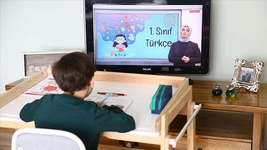 وزارت آموزش ترکیه آموزش از راه دور را از طریق سه کانال تلویزیونی و افزایش ظرفیت شبکه فناوری اطلاعات آموزش (EBA) امکان پذیر کرده است