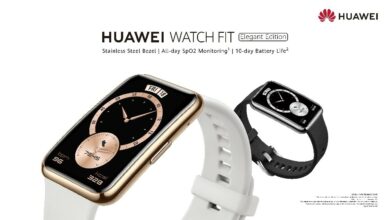 جدیدترین عضو خانواده Huawei Watch Fit، یعنی هوآوی Watch Fit Elegant Edition در رنگ‌های سفید (Frosty White) و مشکی (Midnight Black) با بندی از جنس فلورواستومر ارائه شده است و به کاربران اجازه می‌دهد ساعت هوشمند را با استایل موردنظرشان تطبیق دهند. میزان نظارت روی سلامت کاربران در ساعت هوشمند جدید افزایش پیدا کرده و این دستگاه می‌تواند نظارت شبانه‌روزی روی اکسیژن خون (SpO2) داشته باشد. همچنین کاربران می‌توانند صفحه نمایش ساعت را با یک ضربه ساده روی گوشی هوشمند هوآوی خود، تغییر دهند و اطلاعات بیشتری پیرامون وضعیت آب و هوا به دست بیاورند. استایل خودت را بساز ساعت هوشمند جدید هوآوی Watch Fit Elegant Edition با دو رنگ جدید خود، جذابیت خانواده Watch Fit را افزایش داده و سبکی مینیمالیستی را به کاربران ارائه می‌کند؛ این رنگ‌ها در کنار ظاهری ساده، توانسته‌اند سبک منحصر به فردی را به وجود آورند که نظر کاربران مختلف را به خود جلب کند. یکی از قابلیت‌های مهم هوآوی Watch Fit Elegant Edition را باید بدنه استیل ضدزنگ و سطح شیشه‌ای صفحه نمایش آن دانست که نه تنها جذابیت، بلکه کیفیت دستگاه را تا حد زیادی افزایش داده است. لازم به ذکر است که این ساعت هوشمند مجهز به صفحه نمایش 1.64 اینچ آمولد (AMOLED) است. این ساعت اولین محصول هوآوی با صفحه نمایش مربع شکل است که جذابیت زیادی دارد. هوآوی برای راحتی کاربران از فلورواستومر برای تولید بند این ساعت هوشمند استفاده کرده که یک ماده بادوام برای ساخت بند ساعت است. هوآوی Watch Fit Elegant Edition به لطف کیفیت ساخت بالای خود، سبک و راحت بوده و می‌تواند برای استفاده روزمره، گزینه‌ای بسیار مناسب برای شیک‌پوشان باشد. نظارت روزانه سطح اکسیژن خون به منظور ارتقاء سطح سلامت جسمانی میزان اکسیژن خون را باید به عنوان یک شاخص مهم در سلامت عمومی انسان، معرفی کرد. ساعت هوشمند جدید هوآوی می‌تواند نظارتی مستمر را روی اکسیژن خون (SpO2) در تمام طول روز ارائه دهد و بدین ترتیب، کاربران از شرایط سلامت خود باخبر شوند. جالب آن که هنگام کاهش سطح SpO2، هشدارهای لازم نیز ارائه خواهد شد. همچنین کاربران می‌توانند تغییرات SpO2 را در طول شبانه روز با برنامه مخصوص Huawei Health مورد بررسی قرار دهند؛ این یک قابلیت فوق‌العاده برای کمک به کسانی بوده که علاقه‌مند به حفظ سلامت خود هستند، مخصوصا در شرایط فعلی که میزان اکسیژن خون و نظارت روی آن اهمیت بسیاری دارد. حفظ تناسب اندام با ساعت هوشمند هوآوی دوره‌های تناسب اندام از مهم‌ترین ویژگی‌های منحصر به فرد ساعت‌های هوشمند سری Watch Fit است و در کنار 96 حالت تمرینی، 12 دوره تناسب اندام ساده با هدف کاهش چربی و تقویت بدن نیز در این ساعت وجود دارد. همچنین 44 برنامه مخصوص جهت کاهش مشکلات مربوط به ناحیه شانه و گردن نیز در این ساعت وجود دارد که به ویژه برای افراد با شغل اداری کارایی بالایی دارد. . توجه داشته باشید که این دوره‌ها، هیچگونه محدودیتی در زمان و مکان ندارند و کاربران به سادگی می‌توانند یک دوره را در محل کار یا محیط خانه آغاز کرده و نتیجه آن را احساس کنند. هوآوی Watch Fit در کنار 12 دوره آموزش شخصی فعالیت‌های بدنی، 13 دوره ورزش دو را هم مخصوص علاقه‌مندان ارائه می‌دهد. هنگامی که در حال دویدن هستید، ساعت هوشمند تعداد گام‌های شما را با کمک GPS داخلی شمرده و به کمک چندین حسگر دیگر، تجزیه و تحلیل کاملی از هر جلسه تمرینی ارائه می‌کند. جذابیت زندگی هوشمند را احساس کنید یکی از ویژگی‌های مهم ساعت هوشمند هوآوی را می‌توان سادگی کار با آن در بخش شخصی‌سازی عنوان کرد. نسخه جدید هوآوی Watch Fit Elegant Edition به کاربران اجازه می‌دهد صفحه ساعت خود را فقط با یک ضربه، شخصی‌سازی کنند؛ شما می‌توانید تصویری از حیوانات، دوستان یا سلفی‌های موردنظرتان را به عنوان تصویر زمینه ساعت هوشمند هوآوی Watch Fit Elegant Edition انتخاب کنید. ساعت هوشمند هوآوی Watch Fit Elegant Edition در کنار ویژگی‌هایی همچون وضعیت آب و هوا، زمان دقیق طلوع و غروب خورشید را نیز نمایش می‌دهد. در ساعت هوشمند جدید هوآوی، کماکان شاهد باتری قدرتمندی هستیم که امکان استفاده از ساعت تا 10 روز بدون وقفه، حتی با فعال بودن قابلیت بررسی ضربان قلب را مهیا می‌کند. همچنین این ساعت هوشمند از فناوری شارژ سریع هوآوی هم پشتیبانی می‌کند؛ یک شارژ 5 دقیقه‌ای می‌تواند کارایی یک شبانه روز را فراهم کند. هوآوی Watch Fit Elegant Edition می‌تواند تجربه لذت‌بخشی را به کاربران از طریق نوع طراحی، مواد اولیه با کیفیت و عملکرد ارائه دهد. همچنین وزن مناسب این ساعت هوشمند می‌تواند در جلب نظر کاربران و به ویژه ورزشکاران، موثر باشد. برای کاربرانی که نیازمند مدیریت فعال سلامت جسمانی و نظارت عملی روی تمرینات ورزشی هستند، قطعا هوآوی Watch Fit Elegant Edition می‌تواند گزینه خوبی باشد. نسخه استاندارد این محصول، یعنی هوآوی Watch Fit، در بازار ایران نیز در دسترس قرار گرفته و قابل خریداری است و با توجه به قیمت اقتصادی که دارد می‌تواند انتخاب مناسب و به صرفه‌ای برای گروه‌های مختلف کاربران باشد.
