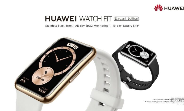 جدیدترین عضو خانواده Huawei Watch Fit، یعنی هوآوی Watch Fit Elegant Edition در رنگ‌های سفید (Frosty White) و مشکی (Midnight Black) با بندی از جنس فلورواستومر ارائه شده است و به کاربران اجازه می‌دهد ساعت هوشمند را با استایل موردنظرشان تطبیق دهند. میزان نظارت روی سلامت کاربران در ساعت هوشمند جدید افزایش پیدا کرده و این دستگاه می‌تواند نظارت شبانه‌روزی روی اکسیژن خون (SpO2) داشته باشد. همچنین کاربران می‌توانند صفحه نمایش ساعت را با یک ضربه ساده روی گوشی هوشمند هوآوی خود، تغییر دهند و اطلاعات بیشتری پیرامون وضعیت آب و هوا به دست بیاورند. استایل خودت را بساز ساعت هوشمند جدید هوآوی Watch Fit Elegant Edition با دو رنگ جدید خود، جذابیت خانواده Watch Fit را افزایش داده و سبکی مینیمالیستی را به کاربران ارائه می‌کند؛ این رنگ‌ها در کنار ظاهری ساده، توانسته‌اند سبک منحصر به فردی را به وجود آورند که نظر کاربران مختلف را به خود جلب کند. یکی از قابلیت‌های مهم هوآوی Watch Fit Elegant Edition را باید بدنه استیل ضدزنگ و سطح شیشه‌ای صفحه نمایش آن دانست که نه تنها جذابیت، بلکه کیفیت دستگاه را تا حد زیادی افزایش داده است. لازم به ذکر است که این ساعت هوشمند مجهز به صفحه نمایش 1.64 اینچ آمولد (AMOLED) است. این ساعت اولین محصول هوآوی با صفحه نمایش مربع شکل است که جذابیت زیادی دارد. هوآوی برای راحتی کاربران از فلورواستومر برای تولید بند این ساعت هوشمند استفاده کرده که یک ماده بادوام برای ساخت بند ساعت است. هوآوی Watch Fit Elegant Edition به لطف کیفیت ساخت بالای خود، سبک و راحت بوده و می‌تواند برای استفاده روزمره، گزینه‌ای بسیار مناسب برای شیک‌پوشان باشد. نظارت روزانه سطح اکسیژن خون به منظور ارتقاء سطح سلامت جسمانی میزان اکسیژن خون را باید به عنوان یک شاخص مهم در سلامت عمومی انسان، معرفی کرد. ساعت هوشمند جدید هوآوی می‌تواند نظارتی مستمر را روی اکسیژن خون (SpO2) در تمام طول روز ارائه دهد و بدین ترتیب، کاربران از شرایط سلامت خود باخبر شوند. جالب آن که هنگام کاهش سطح SpO2، هشدارهای لازم نیز ارائه خواهد شد. همچنین کاربران می‌توانند تغییرات SpO2 را در طول شبانه روز با برنامه مخصوص Huawei Health مورد بررسی قرار دهند؛ این یک قابلیت فوق‌العاده برای کمک به کسانی بوده که علاقه‌مند به حفظ سلامت خود هستند، مخصوصا در شرایط فعلی که میزان اکسیژن خون و نظارت روی آن اهمیت بسیاری دارد. حفظ تناسب اندام با ساعت هوشمند هوآوی دوره‌های تناسب اندام از مهم‌ترین ویژگی‌های منحصر به فرد ساعت‌های هوشمند سری Watch Fit است و در کنار 96 حالت تمرینی، 12 دوره تناسب اندام ساده با هدف کاهش چربی و تقویت بدن نیز در این ساعت وجود دارد. همچنین 44 برنامه مخصوص جهت کاهش مشکلات مربوط به ناحیه شانه و گردن نیز در این ساعت وجود دارد که به ویژه برای افراد با شغل اداری کارایی بالایی دارد. . توجه داشته باشید که این دوره‌ها، هیچگونه محدودیتی در زمان و مکان ندارند و کاربران به سادگی می‌توانند یک دوره را در محل کار یا محیط خانه آغاز کرده و نتیجه آن را احساس کنند. هوآوی Watch Fit در کنار 12 دوره آموزش شخصی فعالیت‌های بدنی، 13 دوره ورزش دو را هم مخصوص علاقه‌مندان ارائه می‌دهد. هنگامی که در حال دویدن هستید، ساعت هوشمند تعداد گام‌های شما را با کمک GPS داخلی شمرده و به کمک چندین حسگر دیگر، تجزیه و تحلیل کاملی از هر جلسه تمرینی ارائه می‌کند. جذابیت زندگی هوشمند را احساس کنید یکی از ویژگی‌های مهم ساعت هوشمند هوآوی را می‌توان سادگی کار با آن در بخش شخصی‌سازی عنوان کرد. نسخه جدید هوآوی Watch Fit Elegant Edition به کاربران اجازه می‌دهد صفحه ساعت خود را فقط با یک ضربه، شخصی‌سازی کنند؛ شما می‌توانید تصویری از حیوانات، دوستان یا سلفی‌های موردنظرتان را به عنوان تصویر زمینه ساعت هوشمند هوآوی Watch Fit Elegant Edition انتخاب کنید. ساعت هوشمند هوآوی Watch Fit Elegant Edition در کنار ویژگی‌هایی همچون وضعیت آب و هوا، زمان دقیق طلوع و غروب خورشید را نیز نمایش می‌دهد. در ساعت هوشمند جدید هوآوی، کماکان شاهد باتری قدرتمندی هستیم که امکان استفاده از ساعت تا 10 روز بدون وقفه، حتی با فعال بودن قابلیت بررسی ضربان قلب را مهیا می‌کند. همچنین این ساعت هوشمند از فناوری شارژ سریع هوآوی هم پشتیبانی می‌کند؛ یک شارژ 5 دقیقه‌ای می‌تواند کارایی یک شبانه روز را فراهم کند. هوآوی Watch Fit Elegant Edition می‌تواند تجربه لذت‌بخشی را به کاربران از طریق نوع طراحی، مواد اولیه با کیفیت و عملکرد ارائه دهد. همچنین وزن مناسب این ساعت هوشمند می‌تواند در جلب نظر کاربران و به ویژه ورزشکاران، موثر باشد. برای کاربرانی که نیازمند مدیریت فعال سلامت جسمانی و نظارت عملی روی تمرینات ورزشی هستند، قطعا هوآوی Watch Fit Elegant Edition می‌تواند گزینه خوبی باشد. نسخه استاندارد این محصول، یعنی هوآوی Watch Fit، در بازار ایران نیز در دسترس قرار گرفته و قابل خریداری است و با توجه به قیمت اقتصادی که دارد می‌تواند انتخاب مناسب و به صرفه‌ای برای گروه‌های مختلف کاربران باشد.
