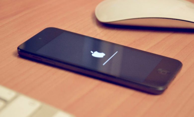 چرا آپدیت‌های iOS در آیفون‌هایی با به‌روزرسانی خودکار دیرتر دریافت می‌شود؟