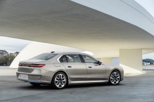 سدان لوکس الکتریکی BMW i7 با قیمت ۱۲۰ هزار دلار معرفی شد