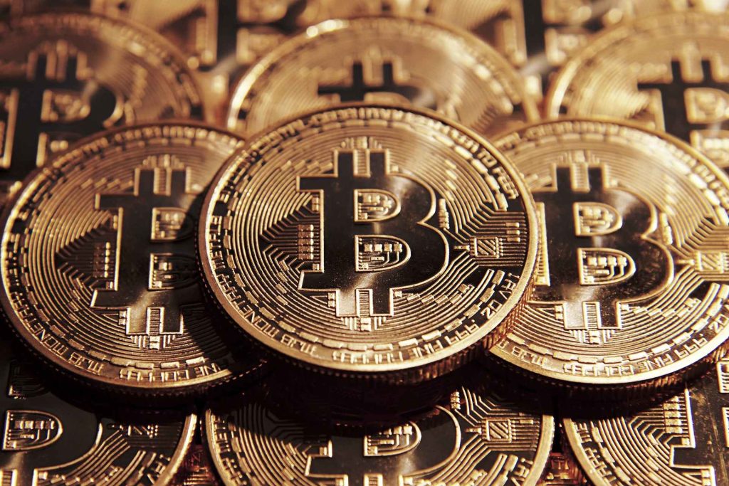 بیت کوین چیست؟ تاریخچه بیت کوین از خلق تا پذیرش گسترده
