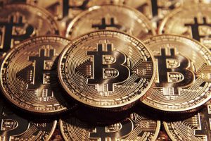 بیت کوین چیست؟ تاریخچه بیت کوین از خلق تا پذیرش گسترده