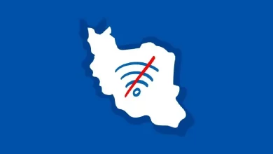 گزارش تازه انجمن بلاکچین ایران درباره «تابآوری اقتصاد دیجیتال در بحران اینترنت ۱۴۰۴–۱۴۰۵» فقط یک گزارش صنفی یا هشدار رسانهای نیست؛ این سند در واقع تصویری کمسابقه از ابعاد اقتصادی، اجتماعی و زیرساختی بحران اینترنت در ایران ارائه میدهد. گزارشی که تلاش کرده با اتکا به دادههای میدانی، نظرسنجی از کسبوکارها و تحلیل روندهای اقتصادی، نشان دهد اختلال گسترده اینترنت در ماههای اخیر چگونه به یکی از پرهزینهترین بحرانهای اقتصاد دیجیتال ایران تبدیل شده است. هلو بر اساس این گزارش، در حدود ۷۴ روز اختلال و محدودیت ارتباطی، چیزی بین ۳۰۰ تا ۷۰۰ هزار میلیارد تومان خسارت مستقیم و غیرمستقیم به اقتصاد دیجیتال کشور وارد شده است؛ عددی که حتی در محافظهکارانهترین برآوردها نیز شوکهکننده به نظر میرسد. اما اهمیت گزارش فقط به همین عدد ختم نمیشود. آنچه این سند را قابل توجه کرده، تلاش برای ترسیم جزئیات خسارتها در بخشهای مختلف اقتصاد دیجیتال و نشان دادن زنجیره اثرات بحران اینترنت بر کل اکوسیستم فناوری کشور است. خسارتهای چندصد هزار میلیارد تومانی چگونه محاسبه شد؟ یکی از مهمترین بخشهای گزارش، جدول برآورد خسارتها در سناریوهای مختلف است؛ جدولی که نشان میدهد دامنه آسیبها صرفاً محدود به فروشگاههای اینترنتی یا استارتاپهای کوچک نیست. طبق این برآوردها، بخشی از خسارتها مستقیماً ناشی از توقف فروش، کاهش تراکنشها، افت تبلیغات دیجیتال و اختلال در خدمات آنلاین بوده و بخش دیگری به خسارتهای غیرمستقیم مانند کاهش اعتماد کاربران، مهاجرت سرمایه، خروج نیروی انسانی متخصص و توقف پروژههای توسعهای مربوط میشود. در این جدول، انجمن بلاکچین ایران سه سناریوی متفاوت برای محاسبه خسارتها در نظر گرفته است؛ سناریوی حداقلی، میانی و حداکثری. در سناریوی حداقلی، خسارتها در محدوده چند صد هزار میلیارد تومان برآورد شده و در سناریوی حداکثری، رقم خسارت به حدود ۷۰۰ هزار میلیارد تومان میرسد. نکته مهم اینجاست که بخش قابل توجهی از این خسارتها اساساً قابل بازیابی نیستند. برخلاف صنایع سنتی که میتوانند پس از رفع بحران دوباره چرخه تولید را از سر بگیرند، در اقتصاد دیجیتال از دست رفتن کاربر، افت رتبه جستوجو، کاهش اعتماد مخاطب و مهاجرت مشتریان میتواند اثرات بلندمدت و حتی دائمی داشته باشد. عدد جدید از خسارت قطعی ۷۴ روزه اینترنت ایران؛ ۷۰۰ هزار میلیارد تومان کدام بخشهای اقتصاد دیجیتال بیشترین آسیب را دیدند؟ گزارش همچنین در جدول دیگری، حوزههای آسیبدیده از بحران اینترنت را به تفکیک بررسی کرده است؛ جدولی که شاید مهمترین بخش تحلیلی این سند باشد. بر اساس این بخش، بیشترین آسیبها متوجه کسبوکارهای مبتنی بر شبکههای اجتماعی، فروشگاههای آنلاین، فینتکها، پلتفرمهای خدمات دیجیتال، رسانههای آنلاین و شرکتهای فعال در حوزه صادرات خدمات فناوری بوده است. طبق دادههای ارائهشده، بسیاری از کسبوکارهای آنلاین با افت فروش بیش از ۵۰ تا ۷۰ درصد روبهرو شدهاند. برخی پلتفرمهای خدماتی نیز به دلیل اختلال در دسترسی کاربران یا کاهش کیفیت ارتباطات، بخش مهمی از مشتریان خود را از دست دادهاند. در حوزه فینتک و پرداخت، کاهش تراکنشها و اختلال در سرویسهای مالی آنلاین باعث شده بخشی از فعالیت شرکتها عملاً متوقف شود. حتی رسانههای آنلاین و تولیدکنندگان محتوا نیز با افت شدید بازدید، کاهش درآمد تبلیغاتی و کاهش تعامل مخاطبان مواجه شدهاند. عدد جدید از خسارت قطعی ۷۴ روزه اینترنت ایران؛ ۷۰۰ هزار میلیارد تومان یکی از نکات قابل توجه، سهم بالای کسبوکارهای کوچک و متوسط در میان آسیبدیدگان است. برخلاف شرکتهای بزرگ که تا حدی توان مالی و زیرساختی برای مدیریت بحران دارند، بسیاری از استارتاپها و کسبوکارهای نوپا عملاً توان تحمل چند هفته اختلال مداوم را ندارند. به همین دلیل، گزارش هشدار میدهد ادامه این وضعیت میتواند به حذف تدریجی بخش مهمی از اکوسیستم استارتاپی کشور منجر شود. اینترنت ناپایدار و موج تازه تعدیل نیرو انجمن بلاکچین ایران در بخش دیگری از گزارش، به مسئله بازار کار پرداخته و توضیح داده که بحران اینترنت فقط به کاهش درآمد شرکتها ختم نشده است. بسیاری از کسبوکارهای فناوری برای کاهش هزینهها، جذب نیرو را متوقف کرده یا به سمت تعدیل کارکنان رفتهاند. این موضوع در شرایطی رخ میدهد که اقتصاد دیجیتال طی سالهای اخیر یکی از معدود حوزههای مولد اشتغال برای نیروهای متخصص و تحصیلکرده محسوب میشد. در واقع، بحران اینترنت حالا مستقیماً به مسئله مهاجرت نیروی انسانی نیز گره خورده است. گزارش تأکید میکند که نااطمینانی مداوم نسبت به وضعیت زیرساخت اینترنت، بسیاری از برنامهنویسان، تحلیلگران داده، مدیران محصول و نیروهای متخصص فناوری را به فکر مهاجرت یا همکاری با بازارهای خارجی انداخته است. این روند فقط به خروج افراد محدود نمیشود؛ بلکه باعث انتقال سرمایه، ایده و ظرفیت تولید دانش نیز خواهد شد. بازتعریف تابآوری در عصر بحران اینترنت در بخش دیگری از این سند، مفهوم «تابآوری» مورد بازتعریف قرار گرفته است. تا چند سال پیش، تابآوری در فضای فناوری بیشتر به امنیت سایبری، پایداری سرورها یا مقابله با حملات هکری مربوط میشد؛ اما حالا مسئله اصلی، دسترسی پایدار و قابل پیشبینی به اینترنت جهانی است. بسیاری از شرکتها برای ادامه فعالیت مجبور شدهاند زیرساختهای ارتباطی جایگزین طراحی کنند، بخشی از سرویسهای خود را به خارج از کشور منتقل کنند یا مدل کسبوکارشان را تغییر دهند. فرسایش اعتماد؛ خسارتی که بهسادگی جبران نمیشود گزارش همچنین به مسئله فرسایش اعتماد اشاره میکند؛ موضوعی که شاید مهمترین خسارت بلندمدت بحران اینترنت باشد. بسیاری از کسبوکارها طی سالهای اخیر هزینه سنگینی برای جذب مخاطب، تبلیغات دیجیتال، توسعه برند و بهبود جایگاه خود در موتورهای جستوجو پرداخت کردهاند، اما اختلالهای گسترده و طولانیمدت باعث شده بخشی از این سرمایهگذاری عملاً از بین برود. وقتی کاربر چند بار با اختلال در پرداخت، قطع سرویس یا کندی شدید مواجه شود، احتمال زیادی وجود دارد که برای همیشه به سراغ سرویس دیگری برود. هشدار به سیاستگذاران؛ اقتصاد دیجیتال با منطق سنتی اداره نمیشود در همین حال، گزارش انجمن بلاکچین ایران تلاش میکند یک هشدار کلانتر نیز به سیاستگذاران بدهد؛ اینکه اقتصاد دیجیتال را نمیتوان با منطق صنایع سنتی اداره کرد. در اقتصاد سنتی، شاید توقف چندروزه تولید قابل جبران باشد، اما در اقتصادِ آنلاین، هر ساعت اختلال میتواند به از دست رفتن مشتری، افت اعتبار برند و حذف از بازار رقابتی منجر شود. آینده اقتصاد دیجیتال ایران در سایه بحران اینترنت این گزارش در نهایت تصویری از اقتصادی ارائه میدهد که زیر فشار محدودیتهای ارتباطی، آرامآرام در حال از دست دادن مزیت رقابتی خود است. اقتصادی که قرار بود سهم مهمی در رشد تولید ناخالص داخلی، اشتغالزایی و توسعه فناوری داشته باشد، حالا برای بقا میجنگد. شاید به همین دلیل است که فعالان این حوزه دیگر فقط درباره سرعت اینترنت یا کیفیت دسترسی صحبت نمیکنند؛ آنها از «امنیت اقتصادی» حرف میزنند. زیرا در جهان امروز، اینترنت صرفاً یک ابزار ارتباطی نیست؛ بخشی از شریان حیاتی اقتصاد است. وقتی این شریان دچار اختلال شود، آسیب آن فقط به چند اپلیکیشن یا استارتاپ محدود نمیماند؛ کل اقتصاد هزینهاش را پرداخت میکند.